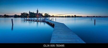 Wooden footbridge at Schwerin Lake at dusk, Schwerin Castle behind, Schwerin, Mecklenburg-Western Pomerania, Germany-stock-foto