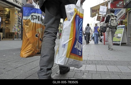 Old man after shopping at the discounters Aldi Sued and Plus, pedestrian area in Cologne, North Rhine-Westphalia, Germany, Europe-stock-foto