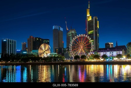 The traditional Main Festival with rides and ferris wheel in front of the Frankfurt skyline, from the south bank of the Main River, Frankfurt am Main, Hesse, Germany-stock-foto