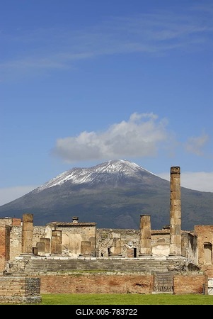 Ruins of the Temple of Jupiter in front of the snow-capped Mount Vesuvius Volcano, Pompeii, Italy, Europe-stock-foto