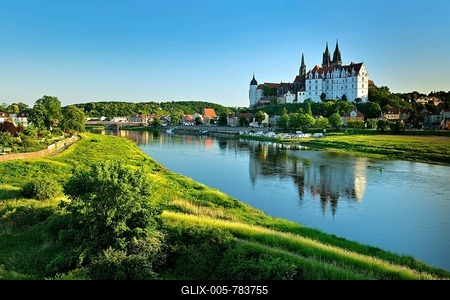 View of Meissen, city view, castle hillwith cathedral and Albrechtsburg Castle is reflected in the river Elbe, Meissen, Saxony, Germany-stock-foto