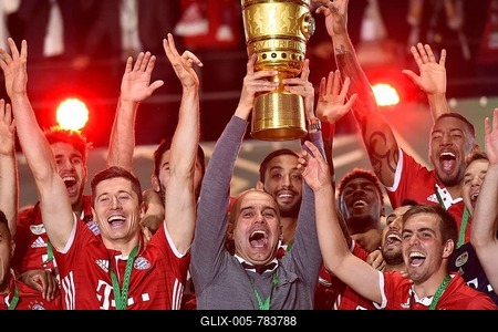 Coach Josep Pep Guardiola lifting the DFB Cup in the air, cheering after winning DFB Cup final with football players of Bayern Munich, Robert Lewandowski, Philipp Lahm, Jerome Boateng, Berlin, Germany-stock-foto