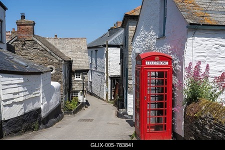 British telephone box in the historic centre of Port Isaac, North Cornwall, England, United Kingdom-stock-foto