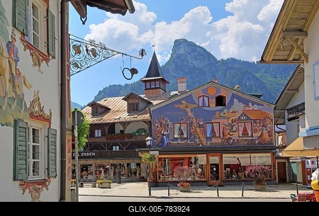 Houses with typical Lüftlmalerei in the center with the Kofel 1342m, Oberammergau, Passion play village, Ammertal, Ammergauer Alps, Upper Bavaria, Bavaria, Germany-stock-foto