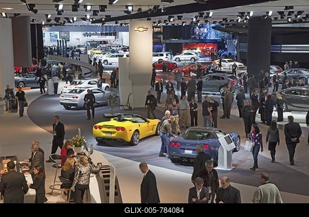 Journalists examine cars on display at the North American International Auto Show, Detroit, Michigan, USA-stock-foto