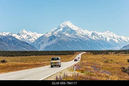Curvy road with view to Mount Cook, snow covered mountains, Mount Cook National Park Southern Alps, Canterbury, South Island, New Zealand-stock-foto