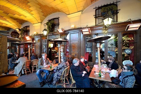 Brasserie Mutzig, restaurant and street café, Place des Vosges, Jewish quarter Le Marais, Paris, Île-de-France, France-stock-foto