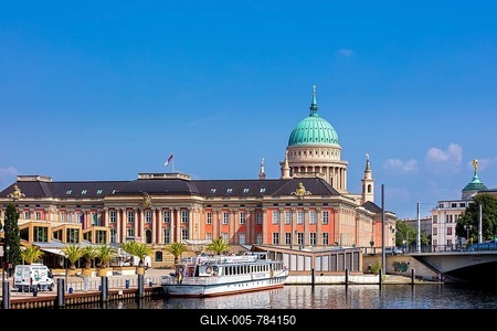 excursion boat in front of Parliament Potsdam and St. Nicholas Church, Potsdam, Brandenburg, Germany-stock-foto