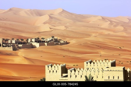 Anantara Qasr Al Sarab luxury desert hotel, built in the style of a kasbah, hotel resort, amidst huge sand dunes, near Liwa Oasis in the Empty Quarter Rub Al Khali sand desert, Abu Dhabi, United Arab Emirates, Middle East-stock-foto