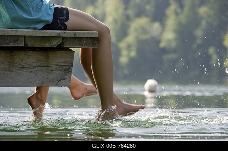 Young women sitting on a landing stage on Lake Schwansee near Fuessen, Allgaeu region, Bavaria, Germany, Europe-stock-foto
