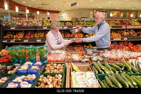 Senior couple shopping in the fruit and vegetables department of a supermarket, Germany-stock-foto