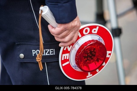 Policeman holding a signalling disc, extensive speed controls in North Rhine-Westphalia on 24.10.2012, Recklinghausen, North Rhine-Westphalia, Germany, Europe-stock-foto