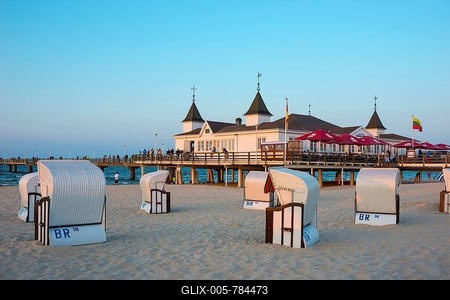 Ahlbeck pier with beach chairs, seaside resort Ahlbeck, Usedom Island, Mecklenburg-Western Pomerania, Germany-stock-foto