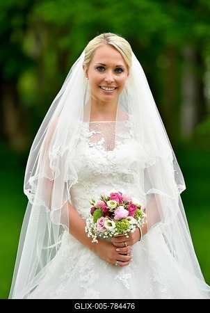 Bride in wedding dress with bridal bouquet and veil, Germany-stock-foto