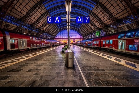 Platform at Frankfurt central station, Frankfurt, Hesse, Germany-stock-foto