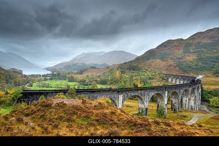 Glenfinnan Viaduct with steam locomotive in autumn, Jacobin Express, Harry Potter train, Loch Shiel, Glenfinnan, Scotland, Great Britain-stock-foto