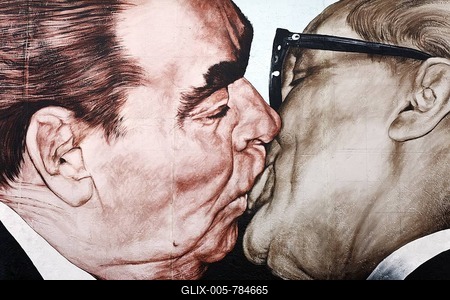 Dimitrij Vrubel, Brotherly kiss, Brezhnev kissing Honecker, painting by Dimitri Wrubel, Dmitri Vrubel, on the remants of the Berlin Wall, East Side Gallery, Friedrichshain district, Berlin, Germany, Europe-stock-foto