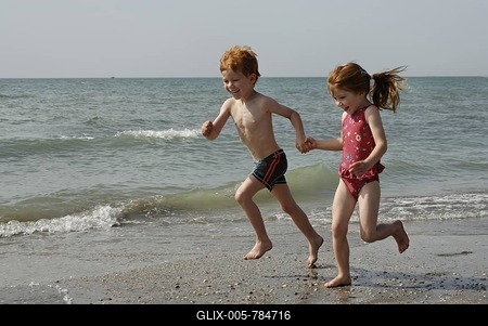 Two children running on the beach-stock-foto