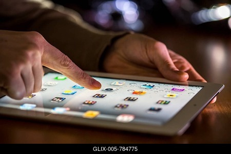 Finger touching the touch screen of an Apple iPad-stock-foto