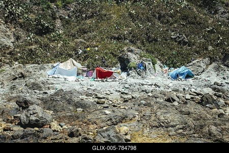 Tents and self-constructed huts on the cliff, coastal section El Sarchal, more than 200 migrants have temporarily set up camp on the cliff, coast partly difficult to access, Ceuta, Spain-stock-foto