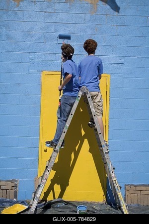 Volunteers in the Summer in the City program paint the exterior of a building, Detroit, Michigan, USA-stock-foto