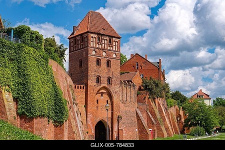 Town wall at the harbour in front of the old town of Tangermünde, Hanseatic town in the Altmark. Saxony-Anhalt, Germany-stock-foto