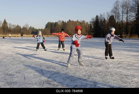 Children ice skating-stock-foto
