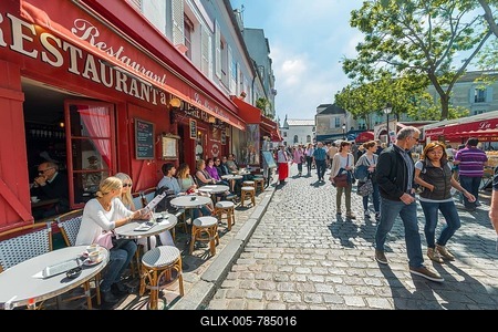 Restaurants and people on street in Montmartre, Paris, Ile-de-France, France-stock-foto