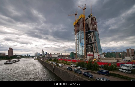 Construction site of the European Central Bank, ECB, with construction cranes on the site of the former central market hall, cargo ship on the Main river and Main Plaza building on the south bank of the Main river, Frankfurt am Main, Hesse, Germany, Europe, PublicGround-stock-foto