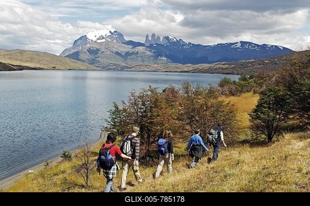 Hikers on the Laguna Azul, Torres del Paine National Park, Patagonia, Chile, South America-stock-foto