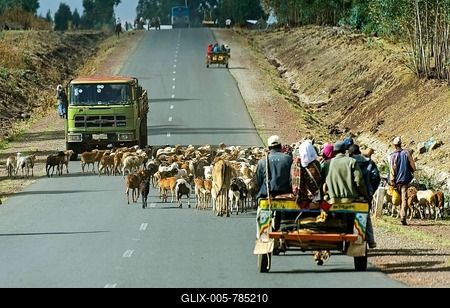 Asphalted road no. 8 between Adama, also known as Nazareth, and Dodola, Mt. Enkolo behind, Oromia Region, Ethiopia-stock-foto