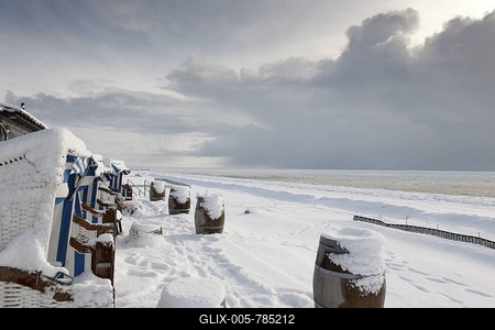 Snow-covered wicker beach chairs overlooking a snow and ice landscape on the south beach of Wyk of the North Sea island of Foehr, Nationalpark Schleswig-Holsteinisches Wattenmeer, Schleswig-Holstein Wadden Sea National Park, Unesco World Heritage Site, North Frisian islands, Schleswig-Holstein, northern Germany, Europe-stock-foto