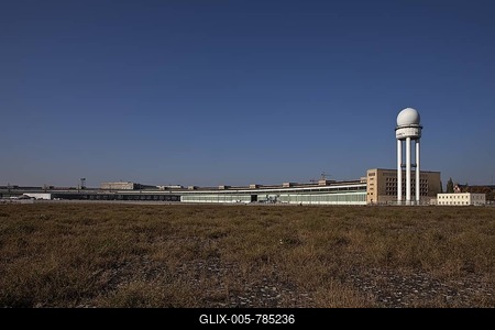 View from the former airfield of to the Tempelhof airport building with airplane hangards, park on Tempelhofer Feld was opened in 2010, Kreuzberg, Neukoelln, Tempelhof, Berlin, Germany, Europe-stock-foto