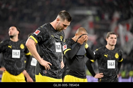 Disappointment after losing the match at Niklas Süle Borussia Dortmund BVB (25), Donyell Malen Borussia Dortmund BVB (21), Marcel Sabitzer Borussia Dortmund BVB (20) Ramy Bensebaini Borussia Dortmund BVB (05), MHPArena, MHP Arena Stuttgart, Baden-Württemberg, Germany-stock-foto