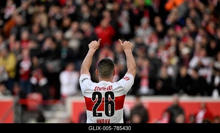 Deniz Undav VfB Stuttgart (26) Goal celebration, thumbs up, towards fans, spectators, from behind, MHPArena, MHP Arena Stuttgart, Baden-Württemberg, Germany-stock-foto