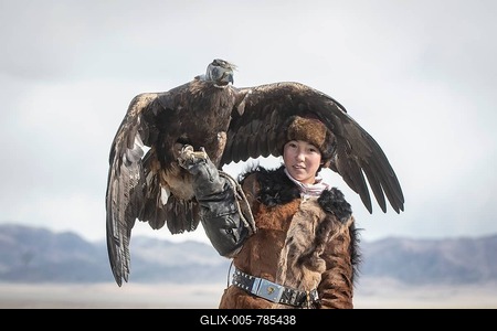 Young eagle hunter with her female eagle, Olgii, Mongolia-stock-foto