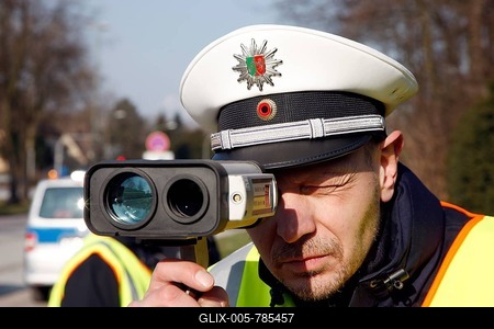 Police officer with a laser speed measuring device, speed check marathon of the police in North Rhine-Westphalia on 10 February 2012, photocall, start of a long-term campaign against speeding in North Rhine-Westphalia, Germany, Europe-stock-foto
