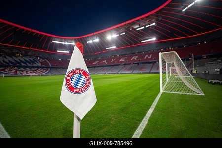 Corner flag, FC Bayern Munich FCB logo, Tor tor, goal net, stadium, empty, interior, illuminated, blue hour, Allianz Arena, Munich, Bavaria, Germany-stock-foto