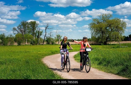 Girlfriends on a bike ride in the north of Berlin, Berlin-stock-foto