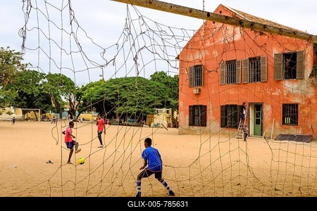 Children playing football, Isle de Gorée, Dakar, Senegal-stock-foto