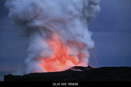 Explosions in the spouts of smoke and steam of the active lava flow on the Eastern Rift, Kilauea Volcano, Big Island, Hawai'i, Hawaii, USA-stock-foto