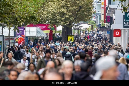 Crowd on the way in the pedestrian zone Königstraße, shopping street in Stuttgart, Baden-Württemberg, Germany-stock-foto