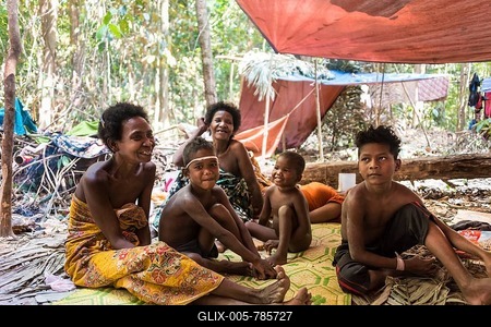 Women and children of the Orang Asil tribe sitting under tarpaulins in the jungle, native, indigenous people, tropical rain forest, Taman Negara National Park, Malaysia-stock-foto