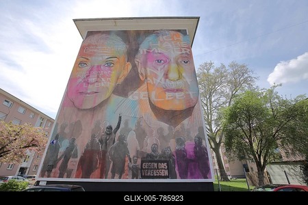 Mural Against Forgetting by Akut 2020, graffiti, faces, Luigi Toscano, Holocaust, street art, city centre, Mannheim, Hesse, Germany-stock-foto