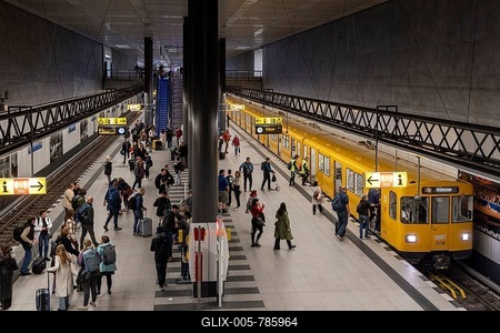 Berlin Central Station underground station. Platform with passengers on the U5 line to Hönow. Berlin, Germany-stock-foto