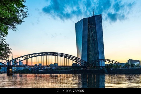 The European Central Bank, ECB, at blue hour with Deutschherrnbrücke and Frankfurt skyline from Deutschherrnufer, Frankfurt am Main, Hesse, Germany-stock-foto