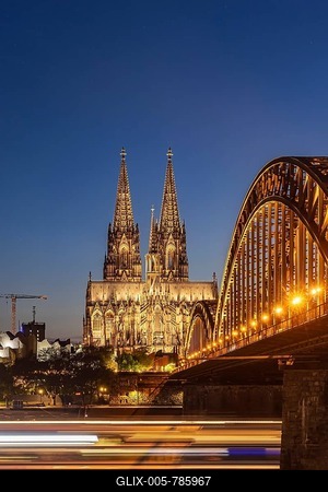 Cologne Cathedral, illuminated in the evening. Hohenzollern Bridge, railway bridge over the Rhine. City view of Cologne, North Rhine-Westphalia, Germany-stock-foto
