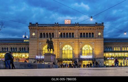Main station with Ernst August monument, equestrian statue, Bahnhofstraße in the evening, Hanover, Lower Saxony, Germany-stock-foto