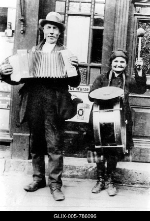 Couple, street music, grandpa and grandma make music with a concertina and a drum, 1900s, Germany-stock-foto