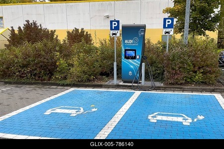Charging station for e-car in front of supermarket of supermarket chain Aldi Süd next to it traffic sign parking spaces two e-cars can be charged, Germany-stock-foto